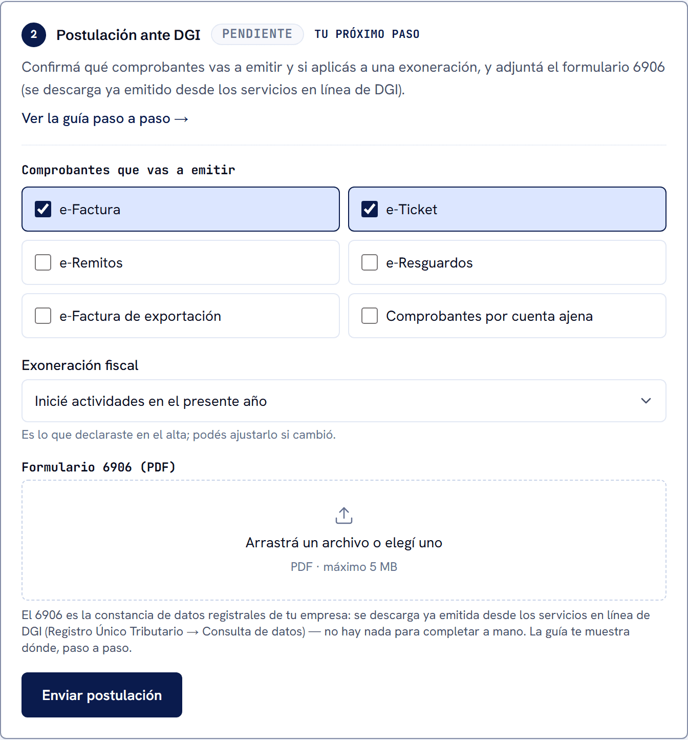 Card del paso 2 del checklist de facturar.uy con los comprobantes a emitir, el selector de exoneración fiscal y la zona para arrastrar el PDF del 6906