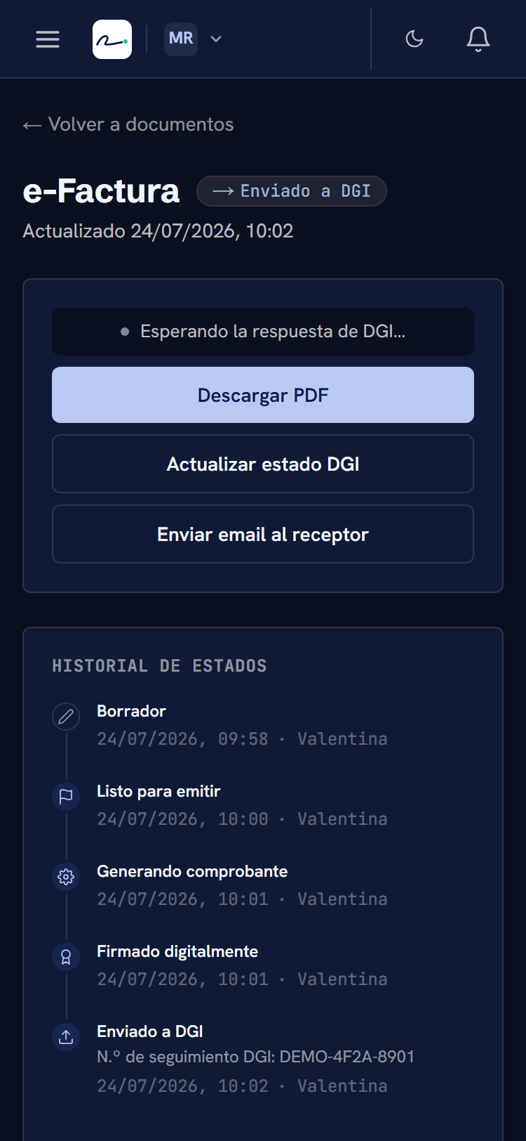 El mismo detalle en el celular: una e-Factura recién enviada a DGI, esperando su respuesta, con las acciones para descargar el PDF y enviarlo al receptor. Vista de demostración con datos de ejemplo.