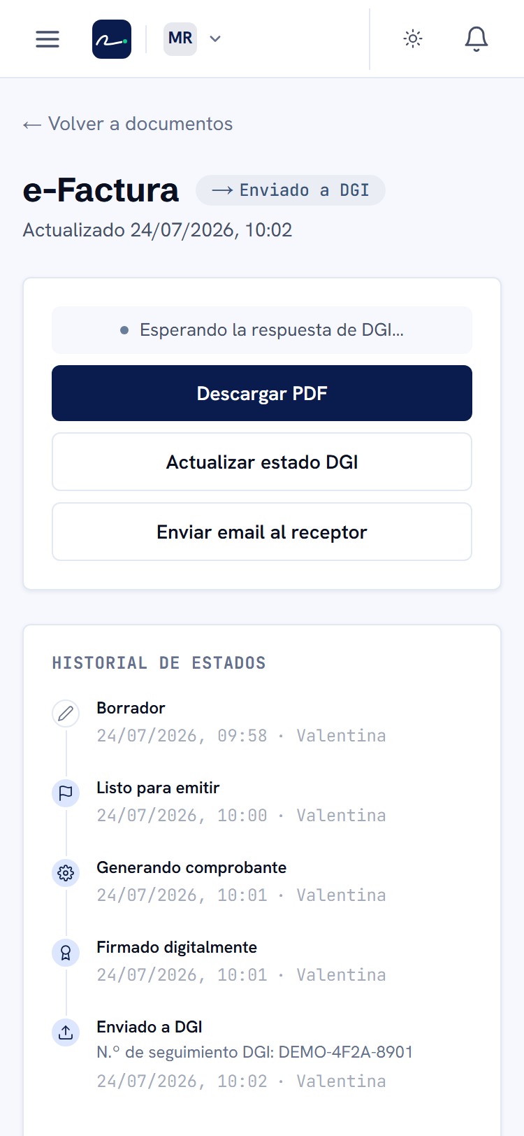 El mismo detalle en el celular: una e-Factura recién enviada a DGI, esperando su respuesta, con las acciones para descargar el PDF y enviarlo al receptor. Vista de demostración con datos de ejemplo.
